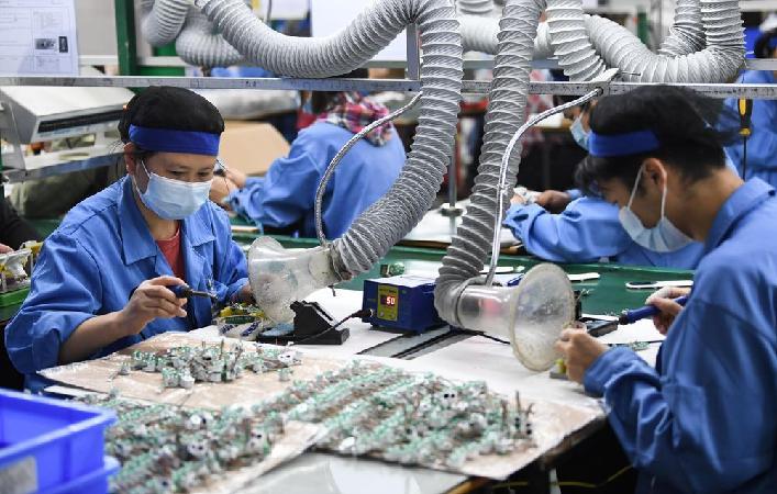 2月27日,广州市倍尔康医疗器械工人在额温枪生产流水线上